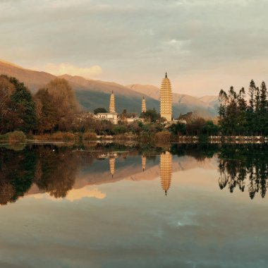Dali, Çin Gölü yansımaları ile gündoğumu