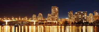 Vancouver şehir binaları ve köprü ile