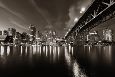 Vancouver False Creek geceleri