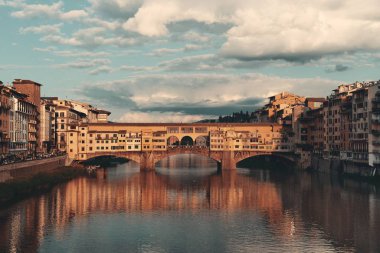 Floransa 'da Arno nehri üzerinde Ponte Vecchio
