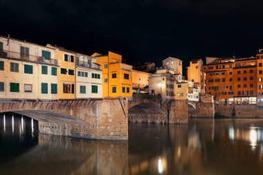 Floransa 'da Arno nehri üzerinde Ponte Vecchio