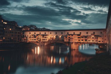 Floransa 'da Arno nehri üzerinde Ponte Vecchio