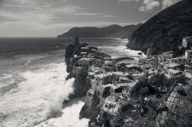 Vernazza binalar ve Cinque Terre denizde