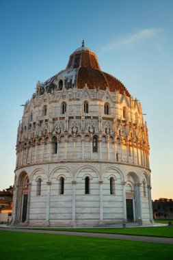 Gün batımında Pisa Piazza dei Miracoli