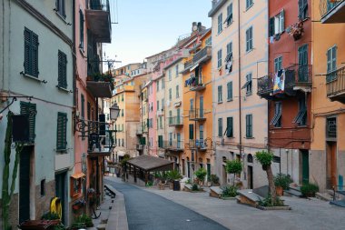 Cinque Terre 'deki Riomaggiore Caddesi. 