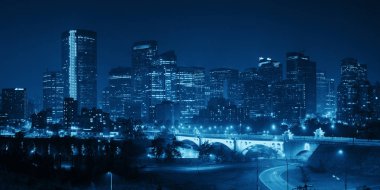 Calgary gökdelen ve gece köprü