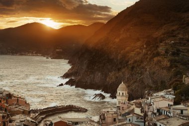 Vernazza Cinque Terre içinde gün batımında