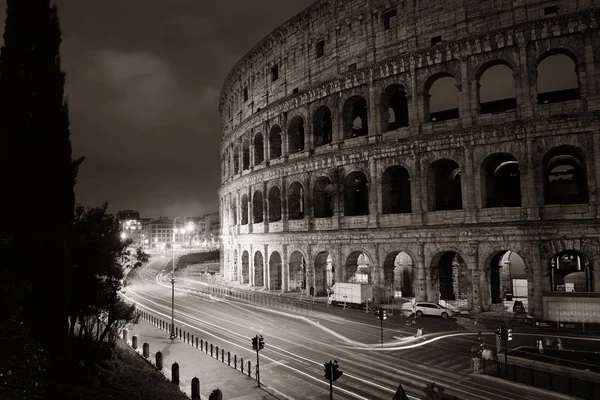 Колизей в Риме ночью — стоковое фото