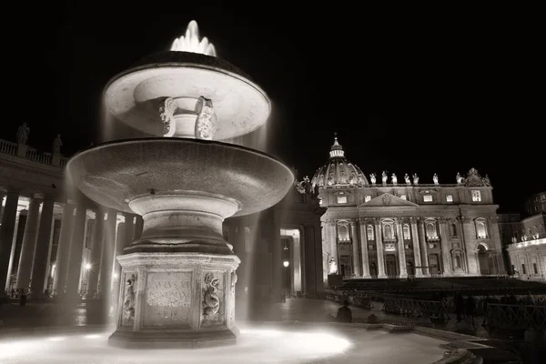 St. Pieter Basiliek in de nacht — Stockfoto