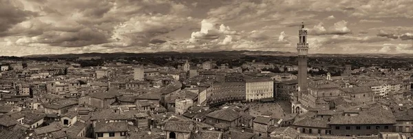 Middeleeuwse stad Siena skyline view — Stockfoto