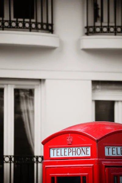 Телефонная будка и почтовый ящик — стоковое фото