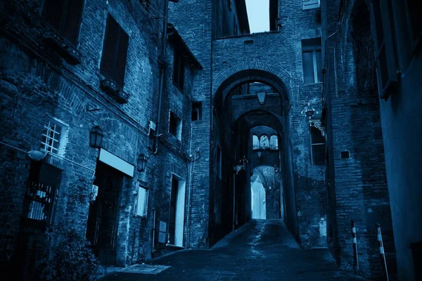 Oude gebouwen en archway in Siena — Stockfoto