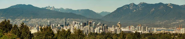 Vancouver centro con alte montagne — Foto Stock