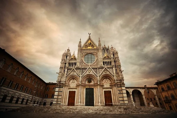 Catedral de Siena en un día nublado — Foto de Stock