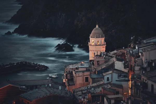 Iglesia y edificios por la noche en Vernazza — Foto de Stock