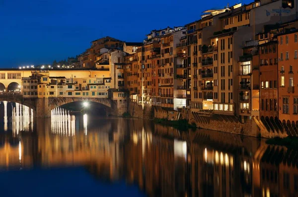 Ponte Vecchio over de rivier de Arno in Florence — Stockfoto