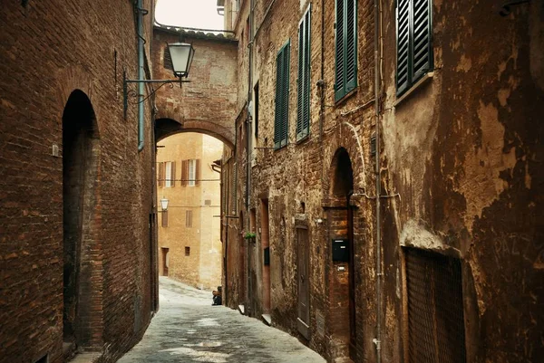 Oude gebouwen en archway in Siena — Stockfoto