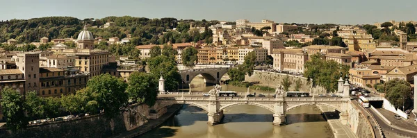 Arquitetura antiga e rio Tibre em Roma — Fotografia de Stock