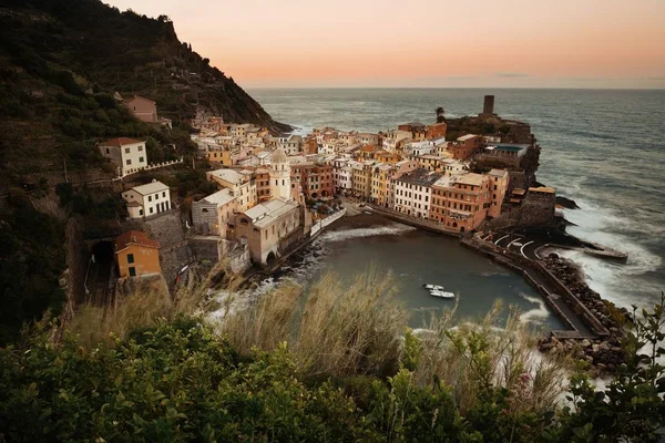 Vernazza 湾建筑和海 — 图库照片