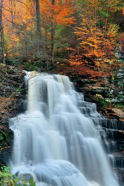 Hösten vattenfall i park — Stockfoto