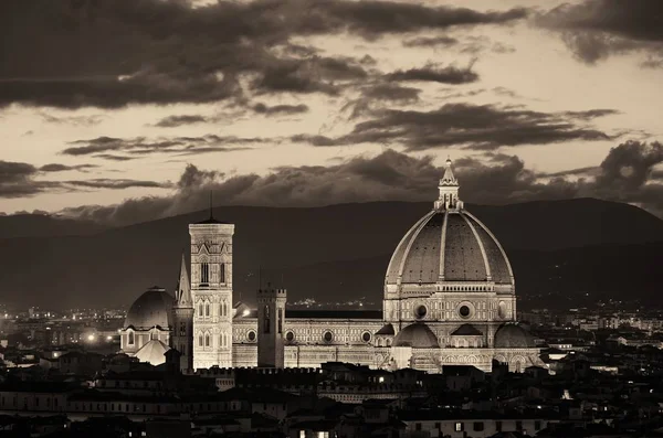 夜のフィレンツェ大聖堂のスカイライン — ストック写真