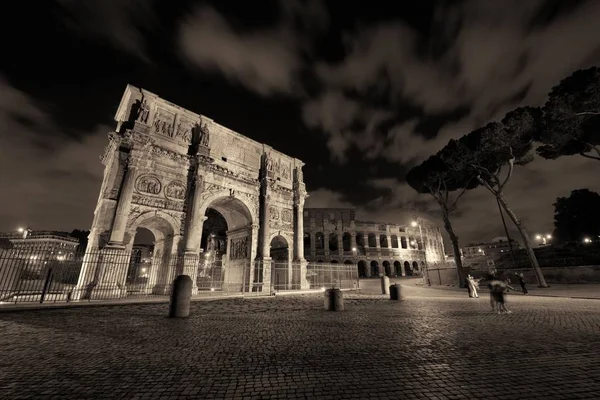 Arco de Constantino e Coliseu à noite em Roma — Fotografia de Stock