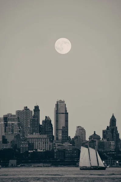 Brooklyn'de ay ve şehir binaları — Stok fotoğraf