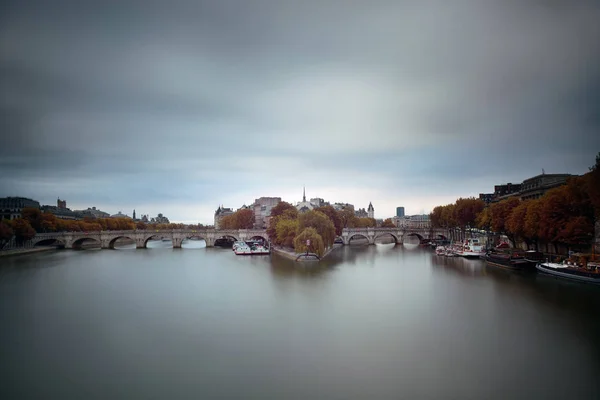 Paris sobre o rio Sena — Fotografia de Stock