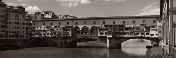 Ponte Vecchio nad řekou Arno ve Florencii — Stock fotografie