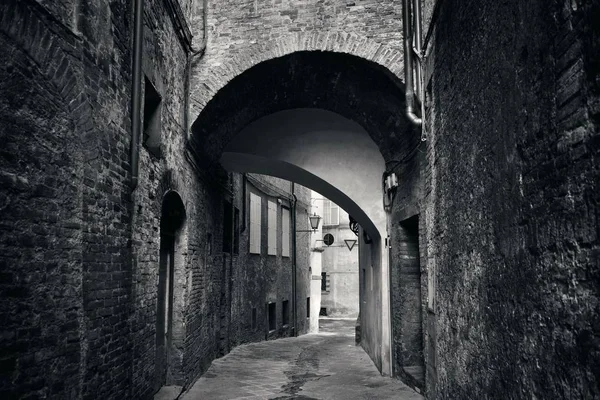 Régi épületek és a boltív alatt, Siena — Stock Fotó
