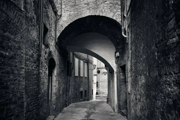 Oude gebouwen en archway in Siena — Stockfoto