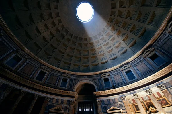 Интерьер Пантеона с лучом света в Риме — стоковое фото