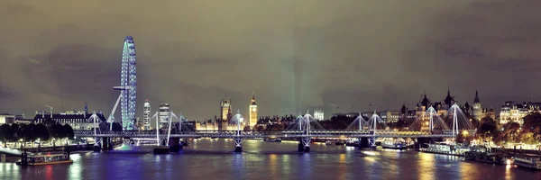 Londen stedelijke architectuur bij nacht — Stockfoto