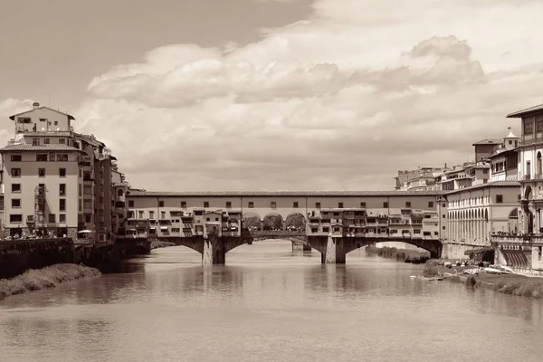 Ponte Vecchio over de rivier de Arno in Florence — Stockfoto