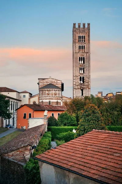 Basílica de San Frediano ao anoitecer em Lucca — Fotografia de Stock