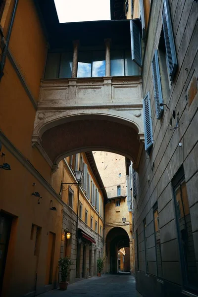 Old buildings and archway in Siena — Stock Photo, Image