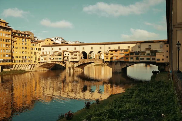 Ponte Vecchio sobre o rio Arno em Florença — Fotografia de Stock