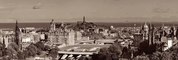 На даху із видом на Единбурзький місто — стокове фото