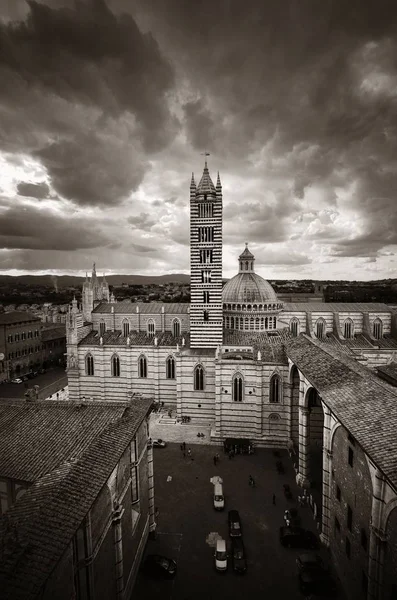 Ville médiévale avec cathédrale de Sienne — Photo