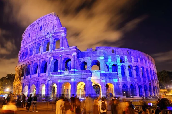 Колизей в Риме ночью — стоковое фото