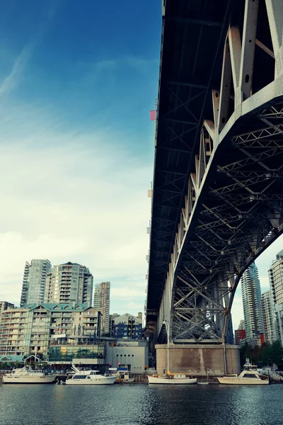 Ванкувер в центре города с мостом — стоковое фото