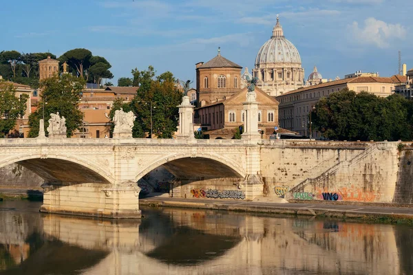Řeka Tiber a bazilika sv. Petra ve Vatikánu — Stock fotografie