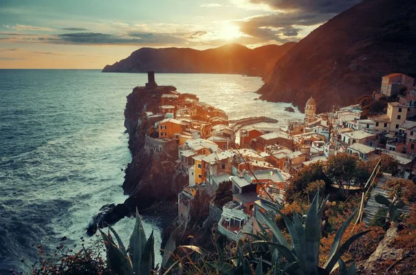Puesta de sol Vernazza en Cinque Terre —  Fotos de Stock