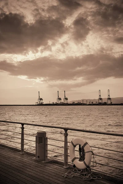 Puerto de Osaka con siluetas de grúas — Foto de Stock