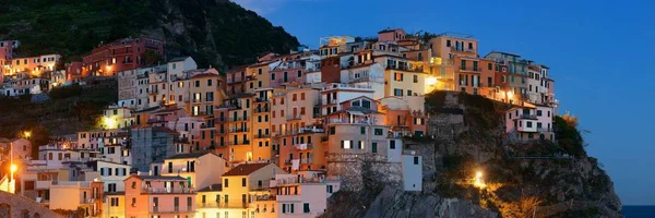 Manarola gebouwen in Cinque Terre in de nacht — Stockfoto