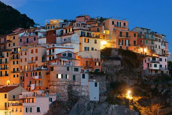 밤에는 친퀘테레에서 Manarola 건물 — 스톡 사진