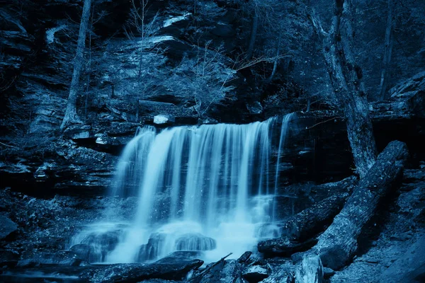 Wasserfall im wilden Wald — Stockfoto