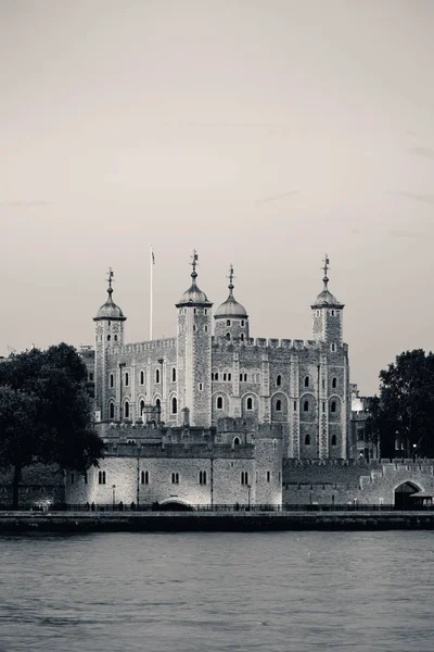 Лондонская башня на Темзе — стоковое фото