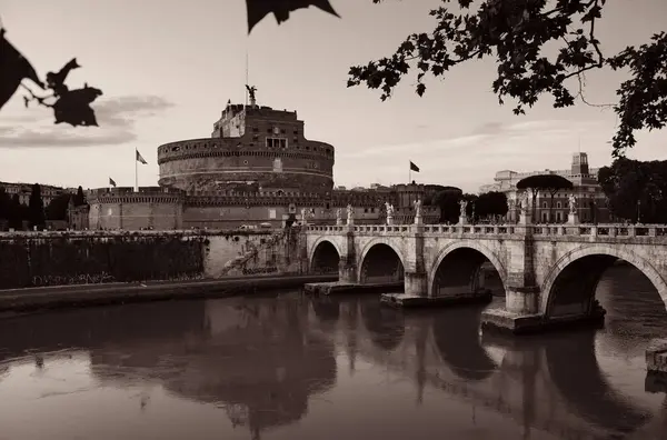 Castel Sant Angelo och floden Tibern i Rom — Stockfoto