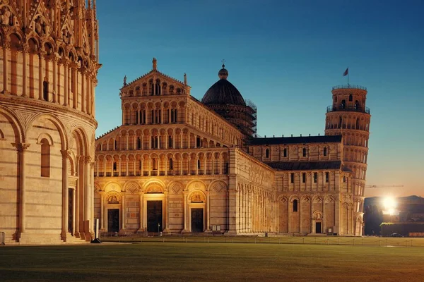 Catedral torre inclinada en Pisa — Foto de Stock
